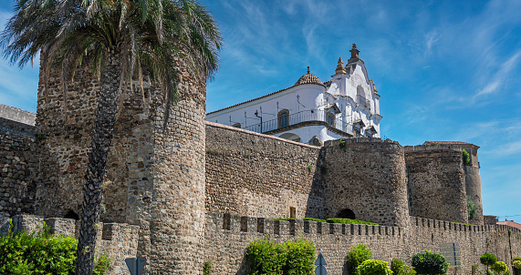 Vista de las antiguas murallas medievales y el palacio del obispado en la villa de Plasencia, España, con cielo editado