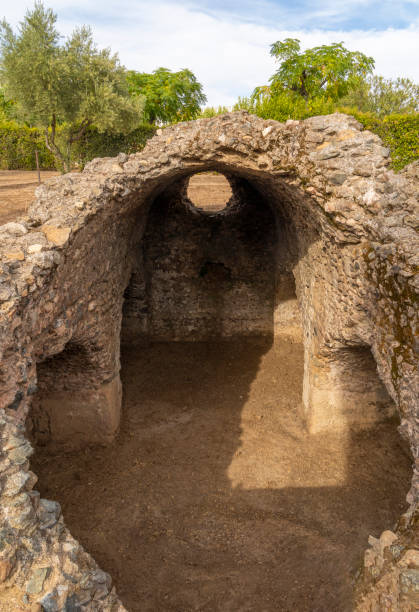 vestiges des ruines archéologiques du mausolée funéraire en pierre de los columbarios dans le cimetière romain de mérida, espagne. - dolmen stone grave ancient photos et images de collection