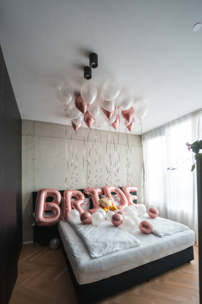 decorazioni a palloncino per l'addio al nubilato che adornano con grazia un letto d'albergo - 5908 foto e immagini stock