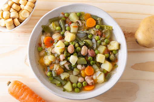 Vegetable and legume minestrone served with croutons. Complete vegan dish ideal for lunch and dinner.