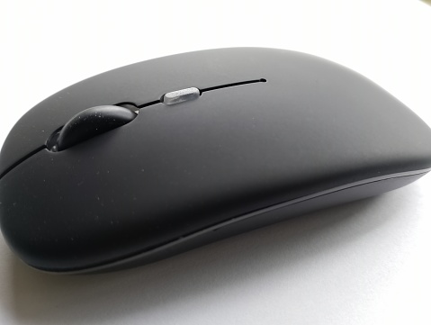 black wireless mouse on a white background. flexible model and easy to carry when working