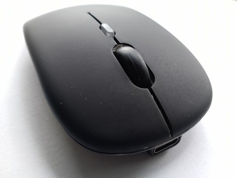 black wireless mouse on a white background. flexible model and easy to carry when working