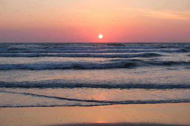 bellissimo tramonto mare e sole luce scenario, spiaggia di inasa a izumo - navy god water sun foto e immagini stock