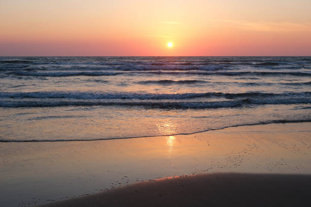아름다운 석양의 바다와 태양 빛의 풍경, 이즈모의 이나사 해변 - navy god water sun 뉴스 사진 이미지