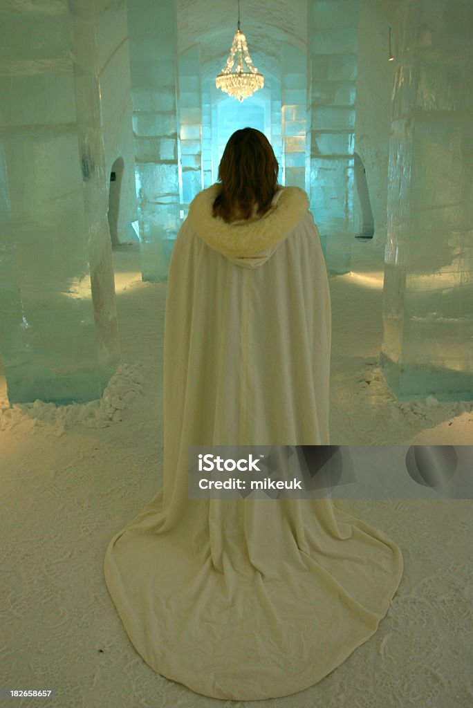 Mística caped dama de hielo castillo de nieve - Foto de stock de Castillo - Estructura de edificio libre de derechos