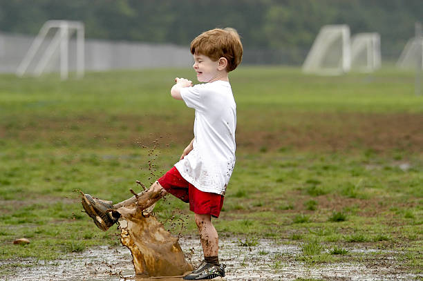 少しが汚れています。 - soccer field dirty soccer outdoors ストックフォトと画像