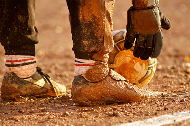 frapper le ballon - mudball photos et images de collection