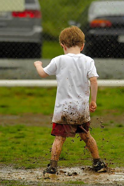 작은 진흙 절대 다치는 사람이 - child mud dirty football 뉴스 사진 이미지