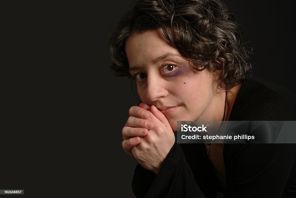 Jovem mulher que tem um Olho Preto do consumo doméstico - Foto de stock de Casado royalty-free