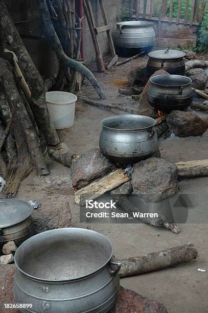 Foto de Culinária Africana Panelas e mais fotos de stock de Aldeia - Aldeia, Alívio, Anti-higiênico