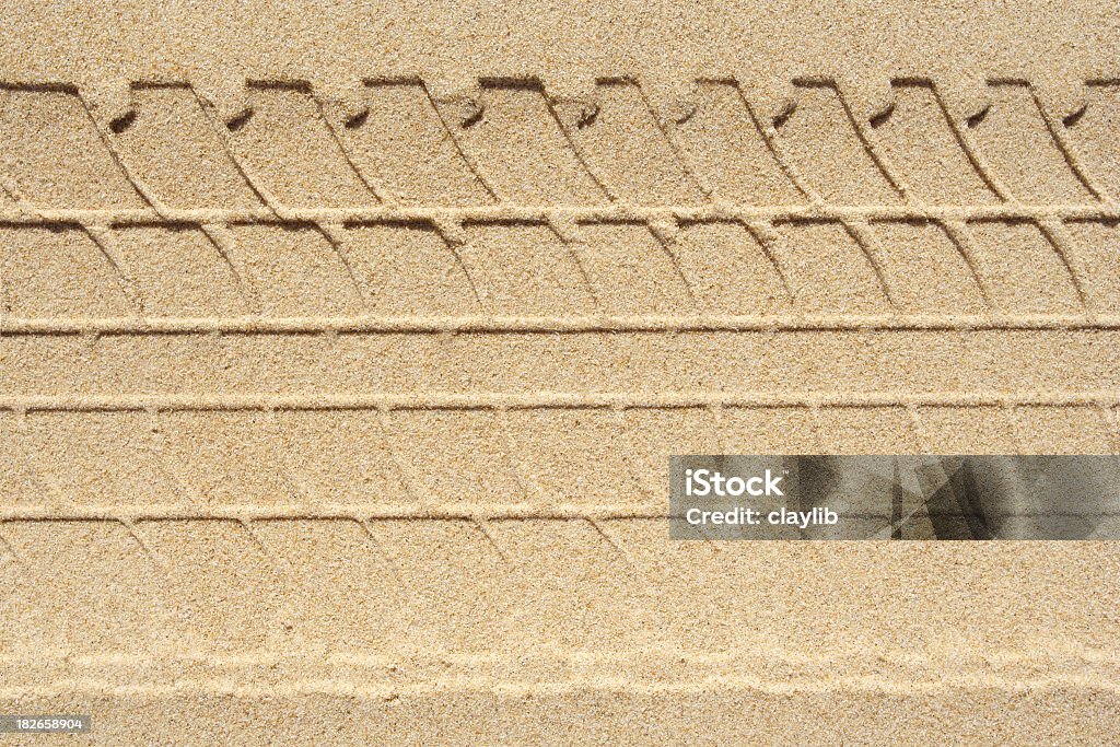 Abstrato estampa dos pneumáticos na areia - Foto de stock de Areia royalty-free