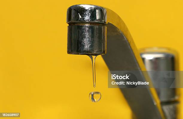 Foto de Velho Torneira Com Vazamento e mais fotos de stock de Amarelo - Amarelo, Antigo, Conceito