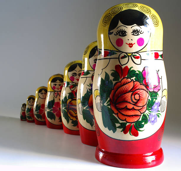 матрешки - russian nesting doll фотографии стоковые фото и изображения