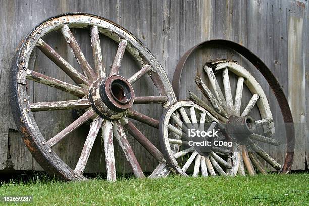 Old Wagon Wheels Stockfoto und mehr Bilder von Agrarbetrieb - Agrarbetrieb, Alt, Antiquität