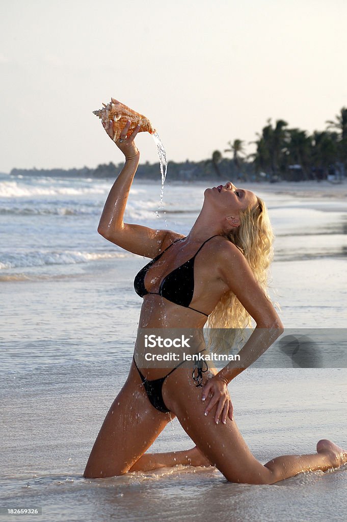 Mujer vertiendo agua de carcasa - Foto de stock de Adulto libre de derechos