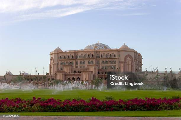 Photo libre de droit de Emirates Palace Et Le Jardin banque d'images et plus d'images libres de droit de Abou Dhabi - Abou Dhabi, Palais Présidentiel, Architecture