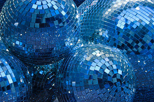 azul discoteca glitter pelotas - bola espejo fotografías e imágenes de stock