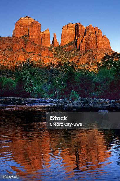 Oak Creek Y Red Rock Foto de stock y más banco de imágenes de Agua - Agua, Arbusto, Arizona