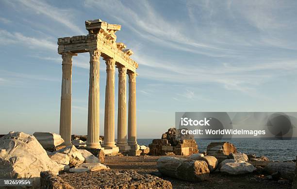 Photo libre de droit de Temple Dapollon Sur Le Côté En Turquie banque d'images et plus d'images libres de droit de Apollon - Dieu grec - Apollon - Dieu grec, Arts Culture et Spectacles, Avant Jésus-Christ