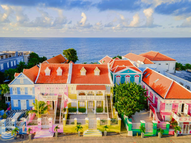 curaçao, antilhas holandesas vista de edifícios coloridos de baixo - otrobanda - fotografias e filmes do acervo