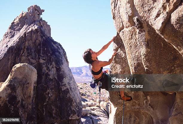 Escalar No Deserto De - Fotografias de stock e mais imagens de Ao Ar Livre - Ao Ar Livre, Atividade Recreativa, Aventura