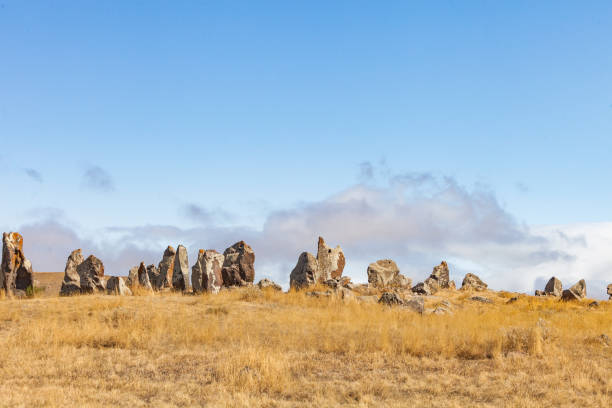 조라트-카러 또는 카라훈지의 서있는 돌. 고대 거대 석개 단지, 아르메니아의 수니크 지역. - european culture megalith observatory rock 뉴스 사진 이미지