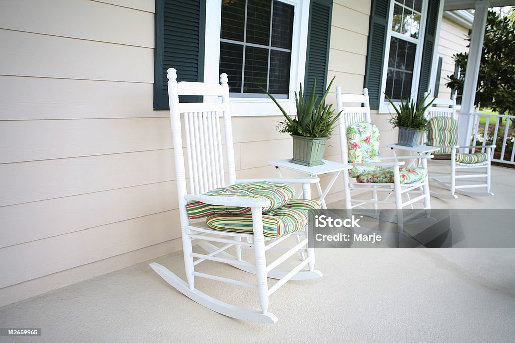 Tenga cuidado con las sillas mecedoras de madera Porche - Foto de stock de Veranda libre de derechos
