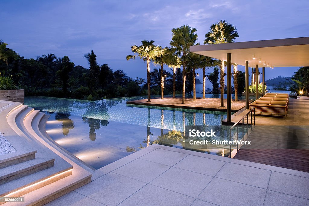 Villa con piscina - Foto stock royalty-free di Attrezzatura per illuminazione