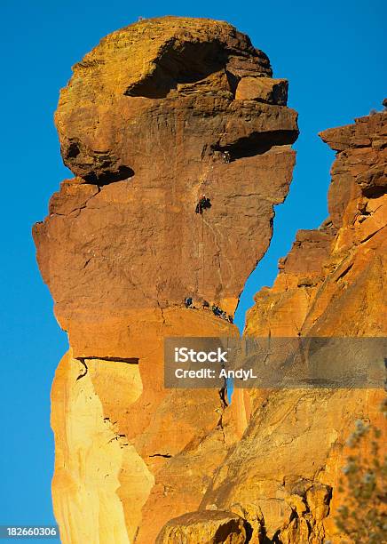 Скалолазы Шкала Обезьянs Лицо — стоковые фотографии и другие картинки Smith Rock - Smith Rock, Альпинизм, Борьба