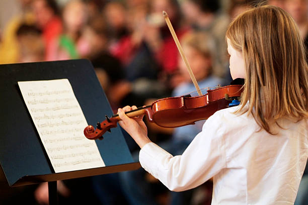 chica con violín - musical theater child violin musical instrument fotografías e imágenes de stock