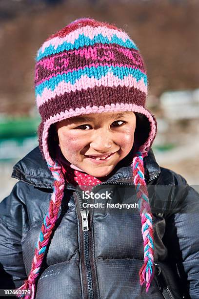 Niño Nepalí Aldea De Khumjung Foto de stock y más banco de imágenes de Aire libre - Aire libre, Aislado, Asia