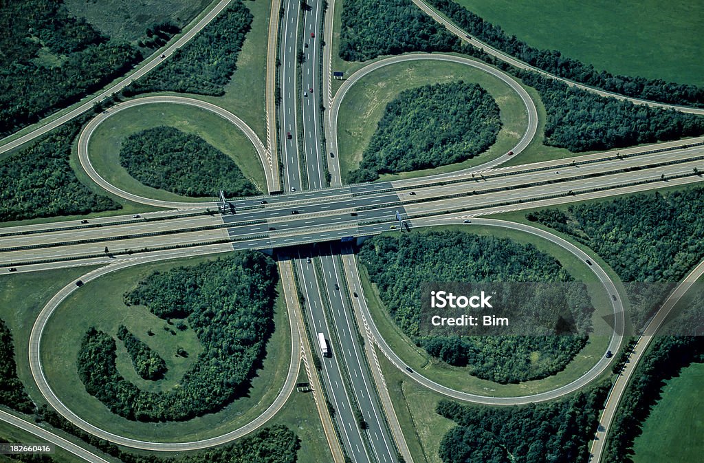 Vista aérea de la Highway Interchange - Foto de stock de Forma de trébol libre de derechos