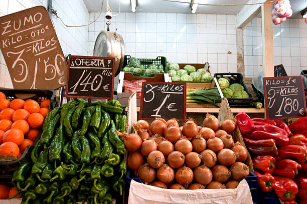 des fruits et légumes - market stall spain fruit trading photos et images de collection