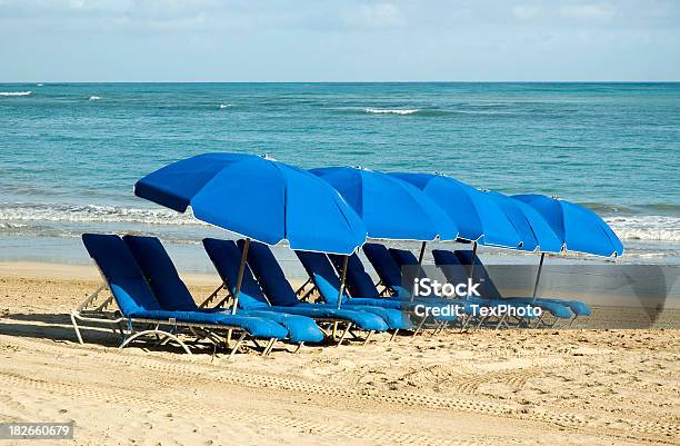 Cadeiras De Praia Resort - Fotografias de stock e mais imagens de Amarelo - Amarelo, Areia, Azul