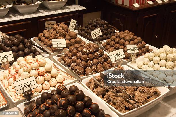 Tienda De Chocolate Bruselas Bélgica Foto de stock y más banco de imágenes de Chocolate - Chocolate, Bélgica, Región de Bruselas-Capital