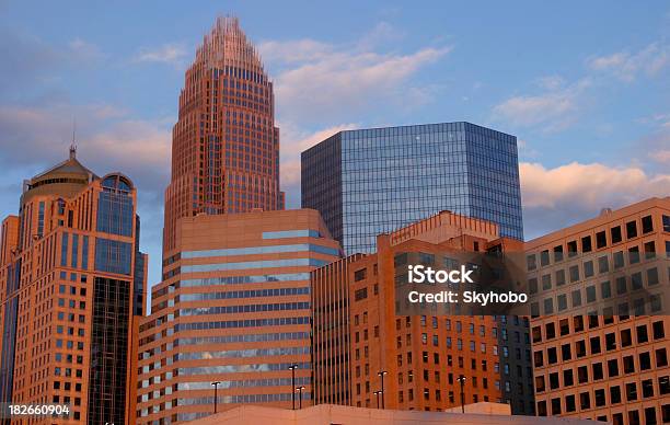 Pintado En Rojo Al Atardecer Foto de stock y más banco de imágenes de Charlotte - Carolina del Norte - Charlotte - Carolina del Norte, Panorama urbano, Puesta de sol