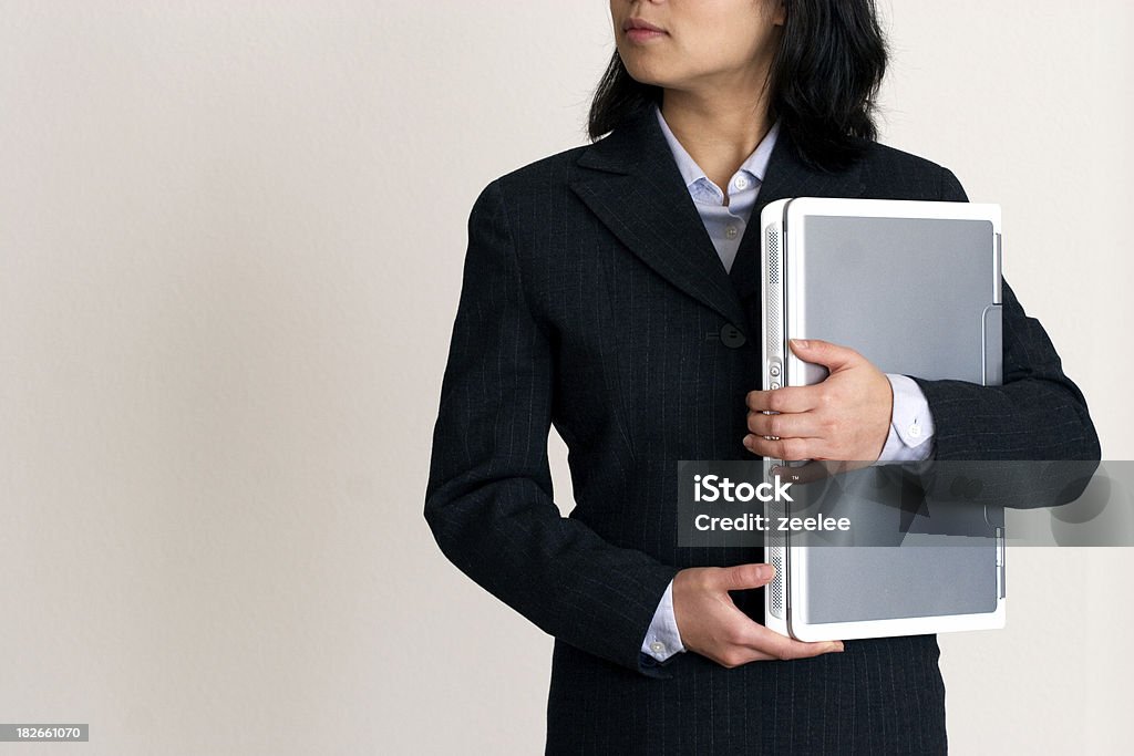 Frau schaut aus mit Laptop - Lizenzfrei Anzug Stock-Foto