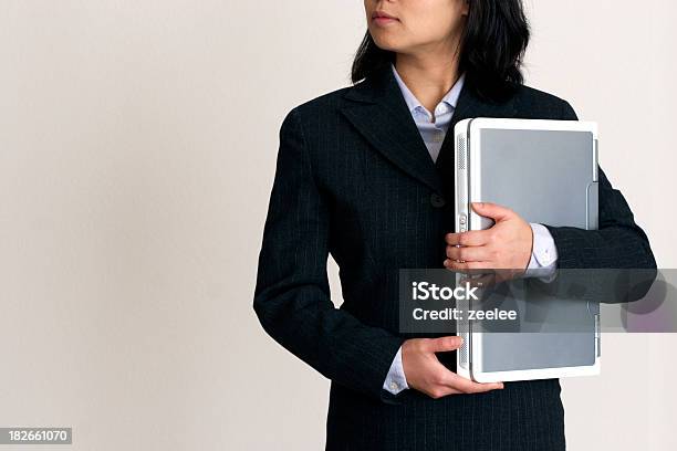 Kobieta Patrząc Wokół Z Laptopa - zdjęcia stockowe i więcej obrazów Aspiracje - Aspiracje, Azja, Azjaci