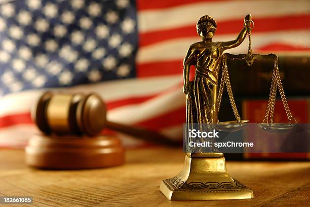 Шкалы Справедливости — стоковые фотографии и другие картинки Молоток судьи - Молоток судьи, Флаг, Без людей