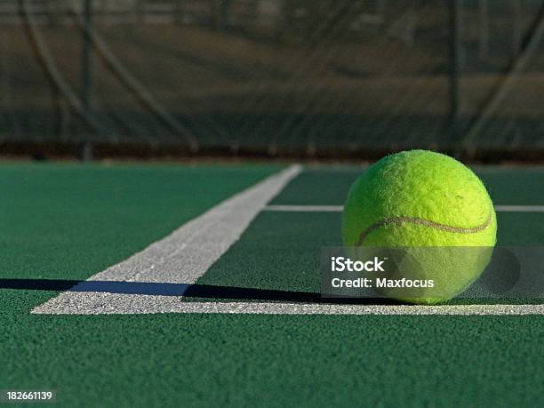 Pelotas De Tenis En La Cancha Foto de stock y más banco de imágenes de Actividad - Actividad, Aire libre, Bola de Tenis