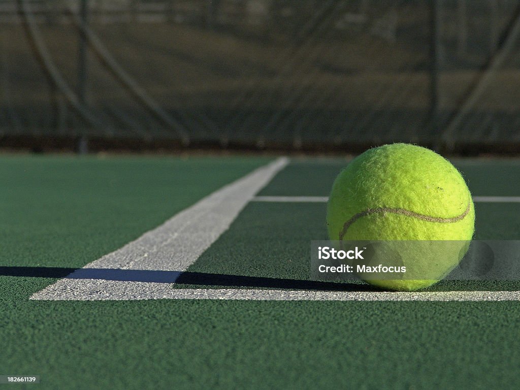 Palla da Tennis sul campo - Foto stock royalty-free di Ambientazione esterna