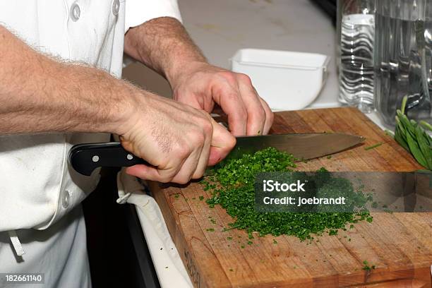 Tagliare A Pezzetti Verdure - Fotografie stock e altre immagini di Cibo - Cibo, Coltello da cucina, Fetta