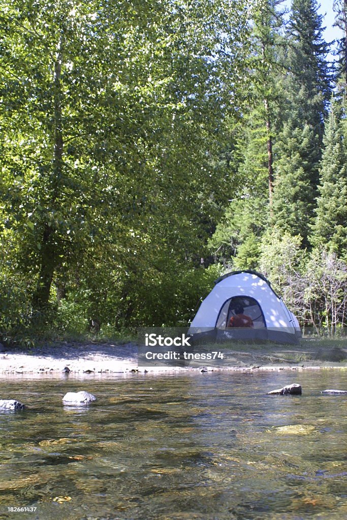 De Acampamento Riverside - Foto de stock de Acampar royalty-free