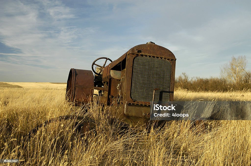 Trator abandonado cor - Foto de stock de Abandonado royalty-free
