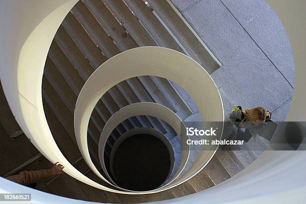 Foto de Escada Com As Pessoas e mais fotos de stock de Círculo - Círculo, Pessoas, Vista de Cima para Baixo