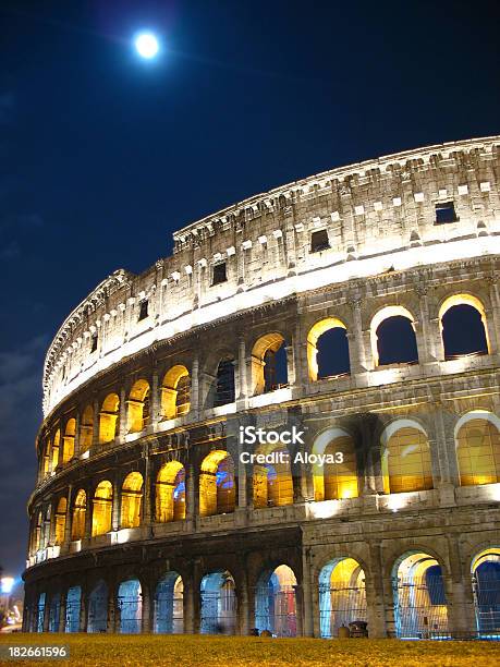 Roma Colosseo Di Notte - Fotografie stock e altre immagini di Antico - Condizione - Antico - Condizione, Architettura, Capitali internazionali