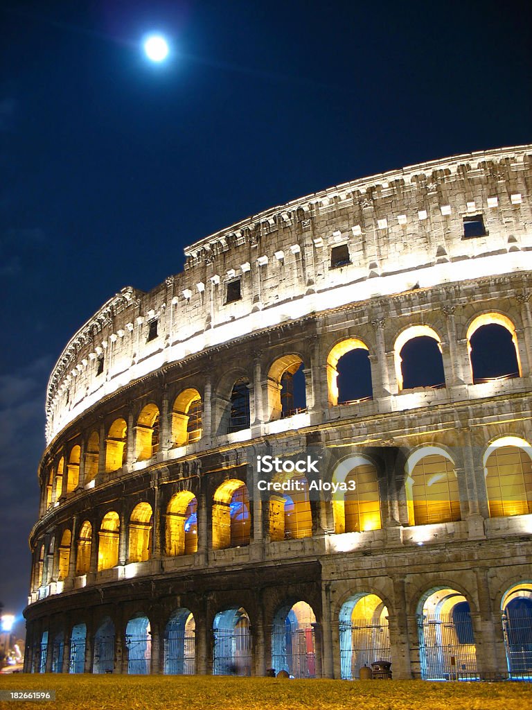 Koloseum w nocy, Roma - Zbiór zdjęć royalty-free (Architektura)