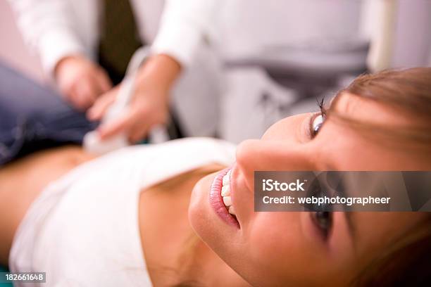 Feliz Mãe Futuro - Fotografias de stock e mais imagens de Grávida - Grávida, Abdómen, Acontecimentos da Vida