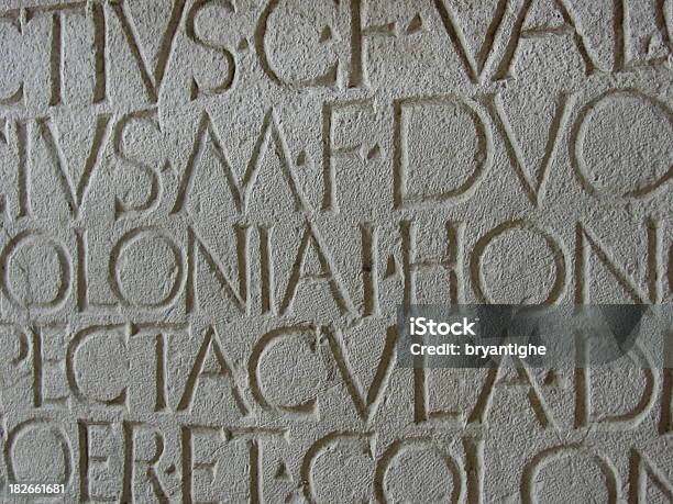 Roman Stone Lettere - Fotografie stock e altre immagini di Arte dell'antichità - Arte dell'antichità, Pietra - Materiale da costruzione, Pietra - Roccia