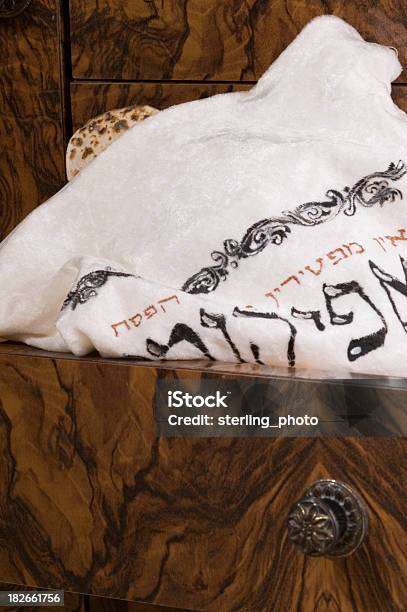 Versteckte Matza Stockfoto und mehr Bilder von Entdeckung - Entdeckung, Matze, Ausgedörrt